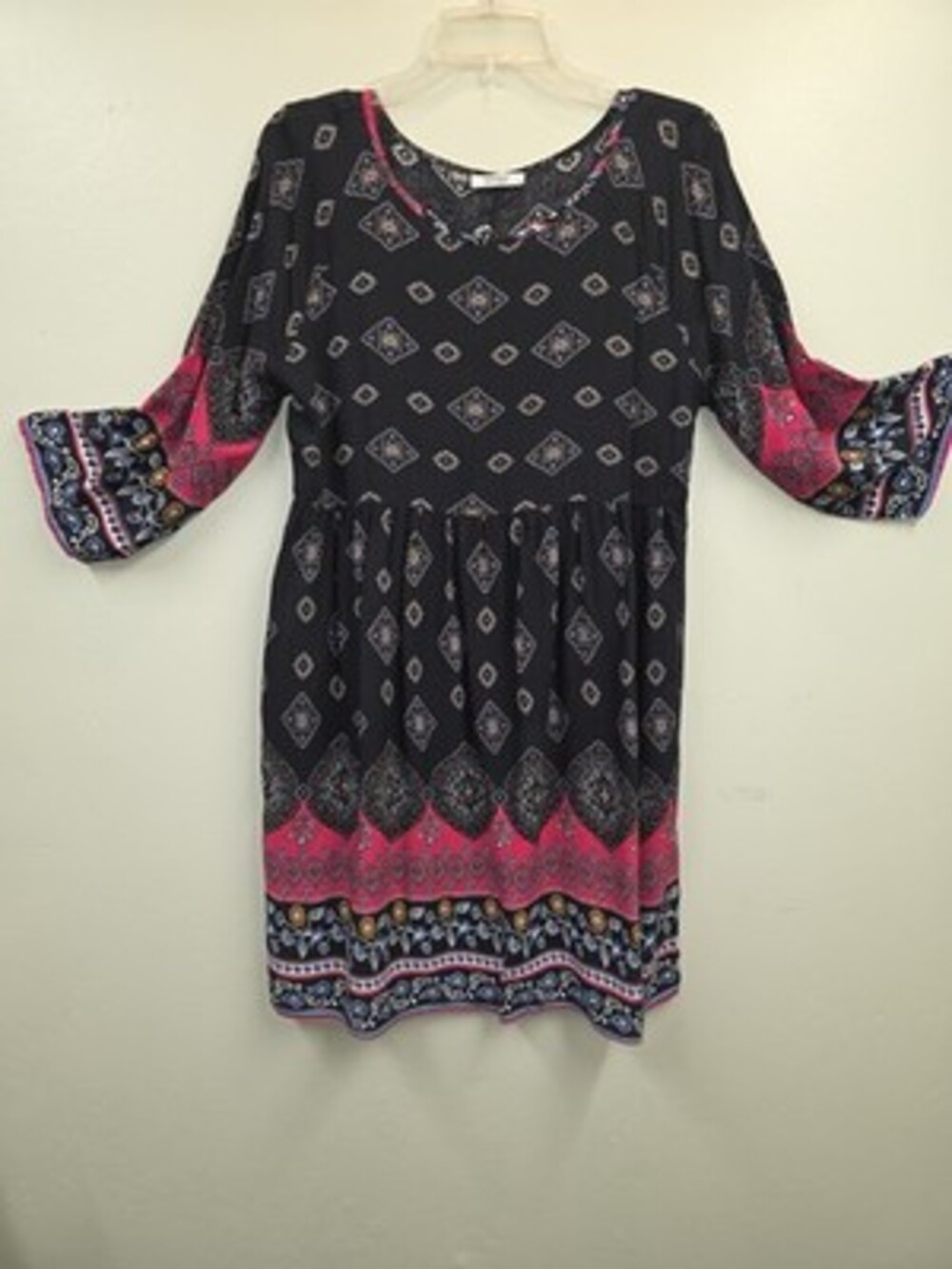mea/eor Black Pink Geometric Shift Dress Size M Round Neck 3/4 Flared Sleeve